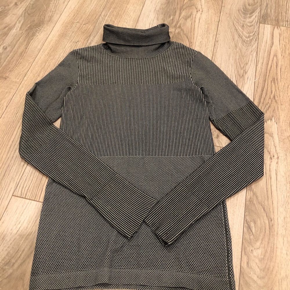 Athleta turtleneck XS
